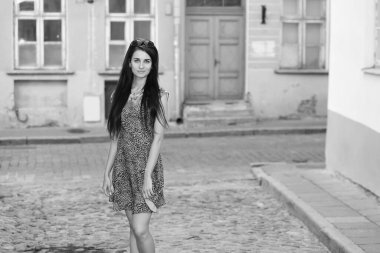 Avrupa 'da yürüyen leopar desenli elbiseli bir kadın.