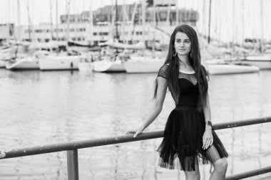 Genç, güzel, seksi kadın yaz elbisesi içinde.