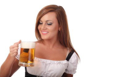 Dirndl 'deki gülümseyen kadın. Elinde bira bardağı var..