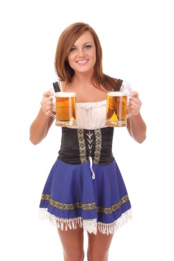 Dirndl 'deki gülümseyen kadın. Elinde bira bardağı var..