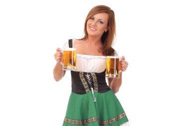 Dirndl 'deki gülümseyen kadın. Elinde bira bardağı var..