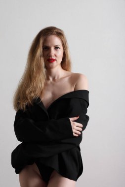 Siyah Ceketli Kadın ve Minimalist Kıyafet