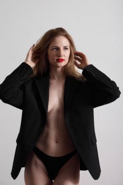 Siyah Ceketli Kadın ve Minimalist Kıyafet