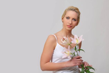 Gri Geçmişe Karşı Pembe Zambaklar Tutan Zarif Kadın