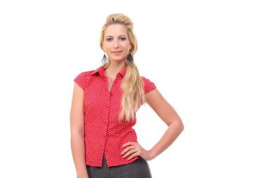 Küpeli genç bir kadın, beyaz arka planda güvenle poz veriyor..