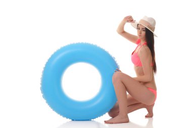 Çekici model stüdyo ışığı altında yüzerek poz veriyor..