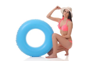 Çekici model stüdyo ışığı altında yüzerek poz veriyor..