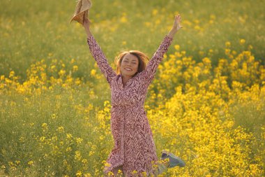 Neşeli olgun kadın doğada bahar gününün tadını çıkarıyor.