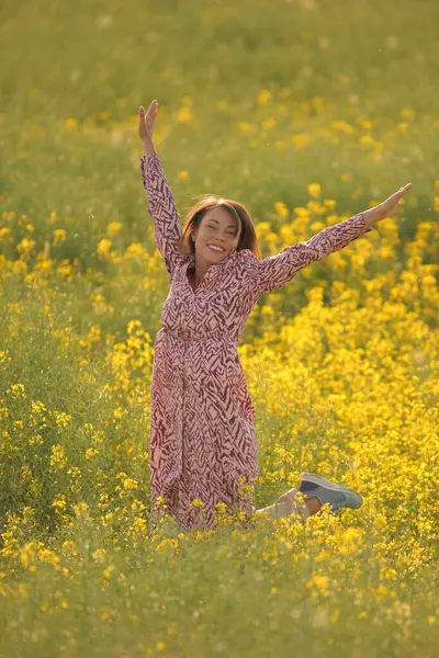 Neşeli olgun kadın doğada bahar gününün tadını çıkarıyor.