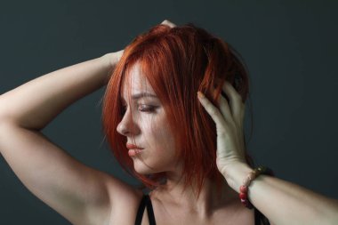 Güzel kızıl saçlı genç kadın. Yakın plan doğal portre.