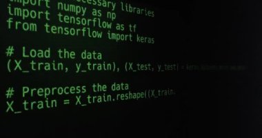3 boyutlu animasyon ekranda yazılan kod satırlarını gösteriyor. Kod TensorFlow ve Keras kütüphaneleri kullanılarak bir sinir ağı modeli oluşturulması ve eğitilmesi ile ilgilidir. Metin satır satır görünür