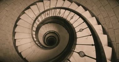 Tahta korkuluklu ve taş basamaklı 3 boyutlu spiral bir merdiven sepya tonlarında sunuluyor, klasik bir atmosfer ve antika hissi yaratıyor. Derin perspektif ve çarpık şekil sonsuz hareketin bir etkisini ekler. İlgili temalar için mükemmel