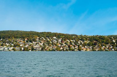 12 Ekim 2023 'te, öğleden sonra, Zürih Gölü' nün cazibesini görmek için bir tekne bileti aldım, sonra da tepedeki, dağdaki, dağdaki ve mavi gökyüzü altındaki ağaçlardan oluşan manzarasının fotoğraflarını çektim, ve bazen de yelkenli teknelerinin. .