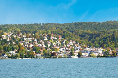 12 Ekim 2023 'te, öğleden sonra, Zürih Gölü' nün cazibesini görmek için bir tekne bileti aldım, sonra da tepedeki, dağdaki, dağdaki ve mavi gökyüzü altındaki ağaçlardan oluşan manzarasının fotoğraflarını çektim, ve bazen de yelkenli teknelerinin. .