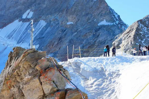 13 Ekim 2023 'te, öğleden sonra İsviçre, Jungfraujoch' da dağa tırmanma pratiği yaptım, sonra bu koleksiyon için birçok fotoğraf çektim.