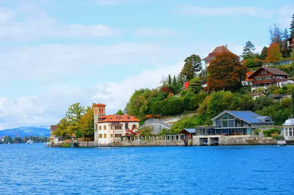 Interlaken West 'ten Thun City' e tekne gezisine çıktım ve güzel bir yapı yakaladım. İsviçre 'nin Thun şehrindeki bir gölün kıyısındaki evler zarifçe duruyor.