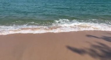 Kumlu sahilde okyanus dalgası. Tropik Yaz