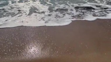 Kumsalda deniz dalgaları. Güzel güneşli yaz manzarası