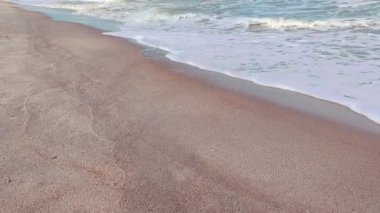 Kumsalda deniz dalgaları. Güzel güneşli yaz manzarası