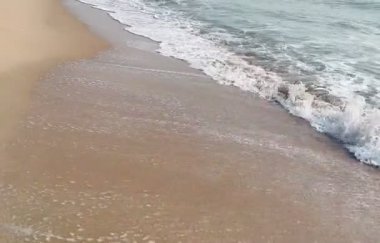 Kumlu sahilde okyanus dalgası. Tropik Yaz