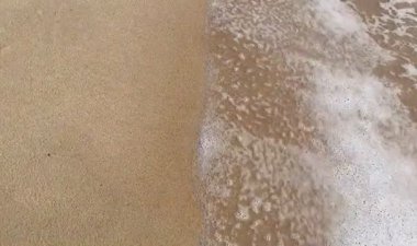 Kumlu sahilde okyanus dalgası. Tropik Yaz
