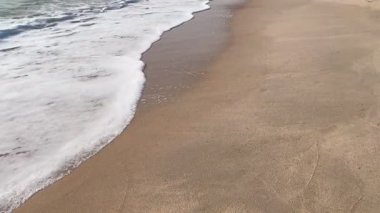 Kumlu sahilde okyanus dalgası. Tropik Yaz