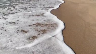 Kumlu sahilde okyanus dalgası. Tropik Yaz