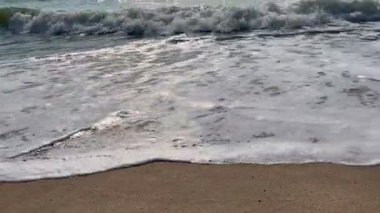 Kumlu sahilde okyanus dalgası. Tropik Yaz