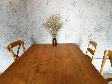 boş tahta masa ve beton duvar arkaplanı