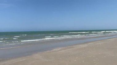 Güneşli bir günde tropikal plaj ve deniz