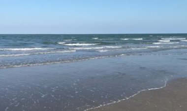 Okyanus dalgaları kumlu kıyı şeridi