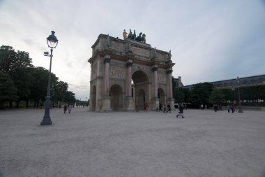 İnsanlar şehrin sokaklarında dolaşıyor.