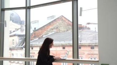 Bilgi işlem şirketinin 4K videosunda İK müdürüyle kız adayın online iş görüşmesi. Laptop 'u olan kendine güvenen bir kız kafede video iletişimiyle kendinden bahsediyor. İş başvurusu