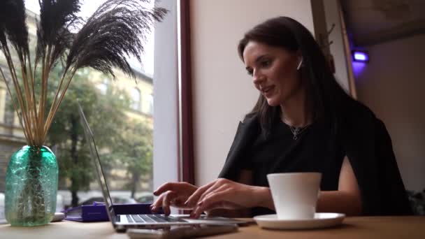 Дівчина Менеджер Ноутбуком Має Онлайн Відео Зустріч Колегами Діловими Партнерами — стокове відео