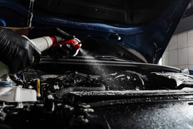Araba motorunu spreyle yıkamak ve araba servisinde deterjan kullanmak. Topraktan ve tozdan temizleme motoru. Araba motoruna deterjan sıkıyorum.