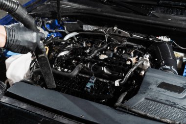Su ve kimyasal deterjan ile yıkandıktan sonra arabanın motorunu kurutma işlemi. Topraktan ve tozdan temizleme motoru