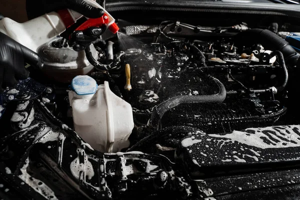 Mosószert Permetezek Autómotorra Autómotor Mosása Spray Vel Mosószerrel Autószervíz Részleteiben — Stock Fotó