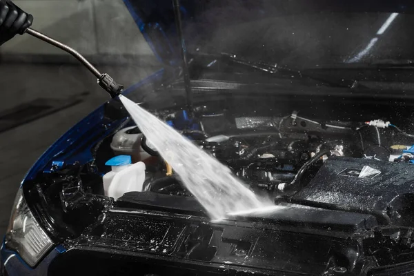 Mosás Autó Motor Vízzel Részletező Autószerviz Részletesen Tisztítja Motort Portól — Stock Fotó