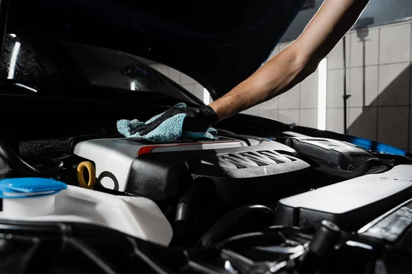 Wiping Car Engine Microfiber Washing Motor Car Detailing Service Detailing — Stock Photo, Image