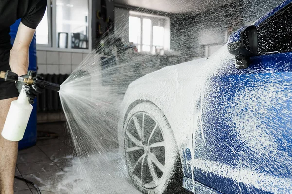 車のサービスで洗濯の詳細の第二段階 車の洗濯機は完全なボディ車の洗浄をする ガレージ内の車体に泡を噴霧するプロセス — ストック写真