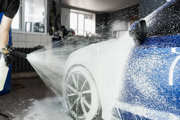 車のサービスで洗濯の詳細の第二段階 車の洗濯機は完全なボディ車の洗浄をする ガレージ内の車体に泡を噴霧するプロセス — ストック写真