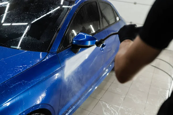 車の洗濯フルボディ車の洗浄のための水を注ぐガレージで泡を洗い流すために車の上に水を噴霧 車のサービスで洗濯の詳細のプロセス — ストック写真