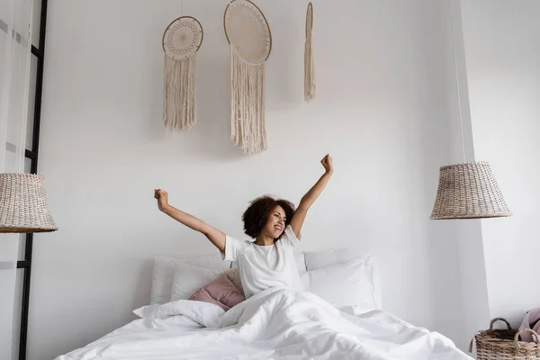 Pijamalı Afrikalı Bir Kız Rahat Bir Yatakta Sterling Yapıyor Evde — Stok fotoğraf