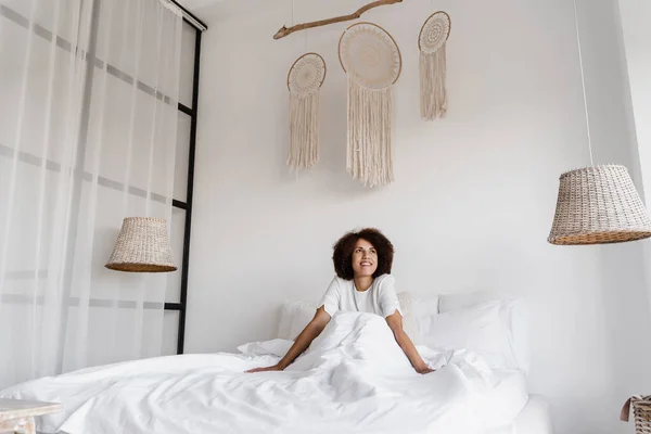 Afro Afrikalı Bir Kızı Yatakta Uyandırmak Sabahın Tadını Çıkarmak Afro — Stok fotoğraf