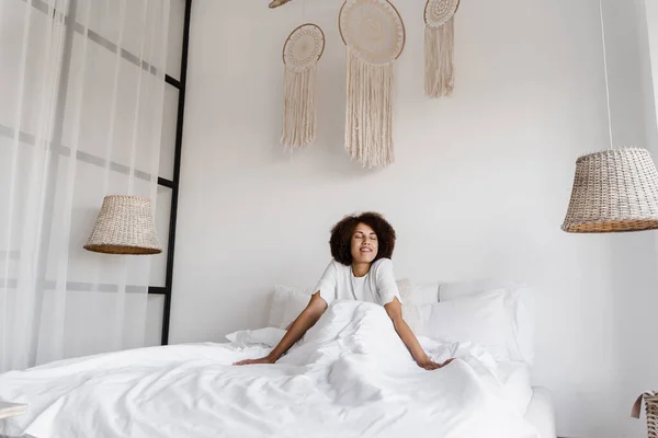 아프리카 여자를 깨워서 집에서 아침을 즐기는 아프리카 미국인 일어나서 침대에 — 스톡 사진