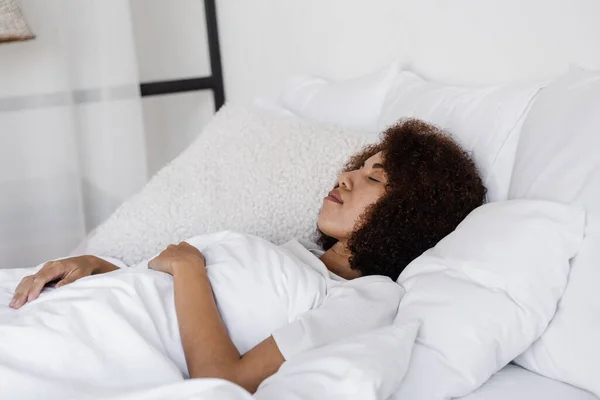 Dormire Giorno Pisolino Ragazza Africana Con Gli Occhi Chiusi Giaceva — Foto Stock
