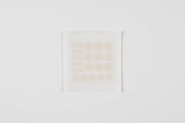 Beyaz arka planda yuvarlak sivilce yamaları. Yüzündeki sivilceleri yenileyin. Yüz temizleme kozmetolojisi