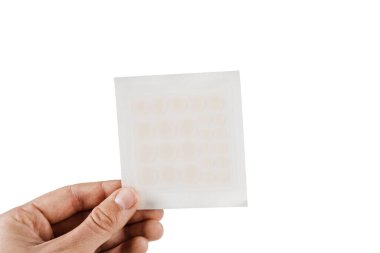 Beyaz arka plandaki sivilceler için yuvarlak yamalar. Yüz gençleştirme için en iyi sivilce bandı görüntüsü. Yüz temizleme kozmetolojisi