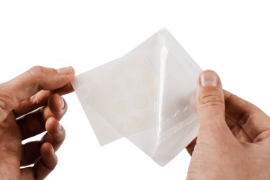 Beyaz arka planda sivilceler için yuvarlak yamalar açılıyor. Sivilce ve rosacea tedavisi için sivilce bantları. Yüz gençleştirme, kozmetolojiyi temizleme.