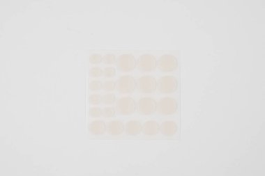 Beyaz arka planda sivilceler için yuvarlak yamalar. Sivilce ve rosacea tedavisi için sivilce bantları. Yüz gençleştirme, kozmetolojiyi temizleme.